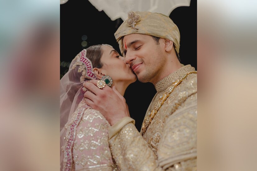 মণীশ মালহোত্রার ডিজাইন করা লহেঙ্গায় সেজে উঠেছেন বর-কনে। হালকা গোলাপি রঙে ঝলমল করছেন কিয়ারা। ঘিয়ে রঙা শেরওয়ানিতে বেশ মানিয়েছে দুলহে রাজাকে। মাথায় তাঁর পাগড়ি। অন্যদিকে কনের ওড়নাও হালকা গোলাপি রঙের। কিয়ারার গলায় ও কানে সবুজ পাথরের গয়না।