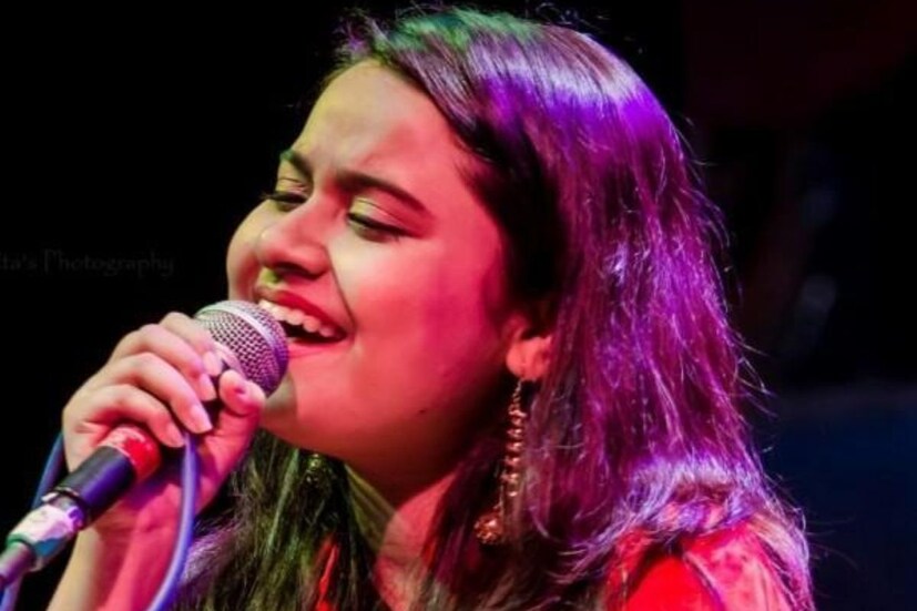 গত কয়েক মাস যাবৎ গানে গানে সারেগামাপা-র মঞ্চ মাতিয়ে তুলেছেন রাজ্যের বিভিন্ন প্রান্ত থেকে আসা বেশ কিছু শিল্পী। রিয়েলিটি শো-গুলির মধ্যে অন্যতম এই শো-এর জনপ্রিয়তা বাড়ছে দিন দিন। কলকাতা ছাড়িয়ে গ্রাম-গ্রামান্তর সর্বত্র ছড়িয়ে-ছিটিয়ে থাকা বহু প্রতিভা প্রতি সিজনে আসেন এই মঞ্চে। ধাপে ধাপে পরীক্ষা-নিরীক্ষার মধ্যে দিয়ে যেতে হয় গ্র্যান্ড ফিনালেতে।