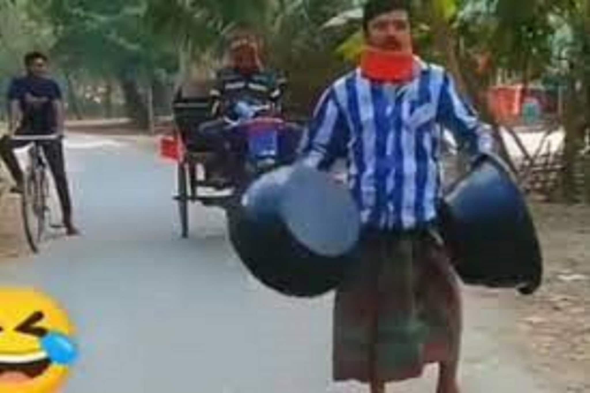 একজন স্ট্রিট ভেন্ডরের জিনিস বিক্রি করার অনন্য কৌশল ইন্টারনেটে ভাইরাল