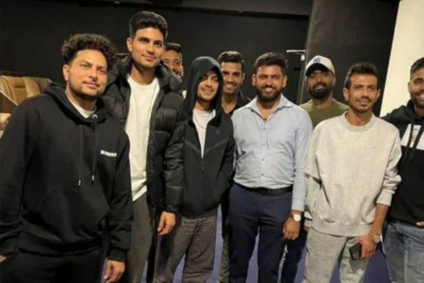 সোশ্যাল মিডিয়াতে যেই ছবিটি ভাইরাল হচ্ছে তাতে সূর্যকুমার যাদব, শুভমন গিল, ইশান কিষাণ, কুলদীপ যাদব ও যুজবেন্দ্র চাহালদের দেখা গিয়েছে। যদিও কারও কোনও প্রতিক্রিয়া পাওয়া যায়নি।