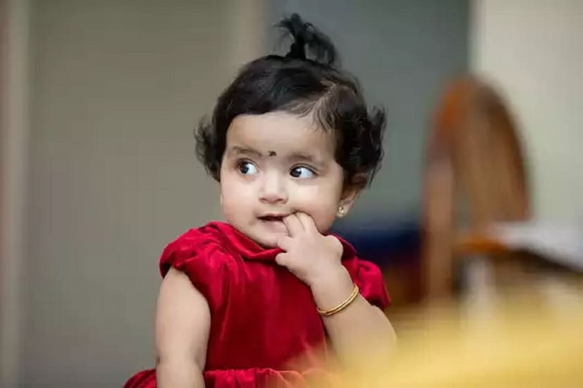 *আঙুল চোষা প্রায় সব শিশুর সাধারণ অভ্যাস। শিশু আঙুল চুষলে বাবা-মা চিন্তিত হন, ভাবেন অভ্যাসটা তার চিরজীবন থেকেই যাবে। অনেক শিশু বড় হয়েও আঙুল চোষে। তবে বিশেষজ্ঞরা বলেন আঙুল চোষা শিশুদের জন্য আদৌ সমস্যার নয়।