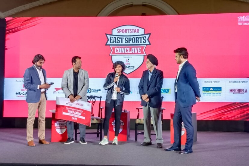  নিজে বিশ্বজয় করলেও প্রিয় তারকাকে হাতের নাগালে পেয়ে নিজের আবেগ ধরে রাখতে পারেননি তিতাস সাধু। সৌরভ গঙ্গোপাধ্যায়ের সঙ্গে কথা বলার পাশাপাশি তার অটোগ্রাফও নিয়েছেন তিতাস।