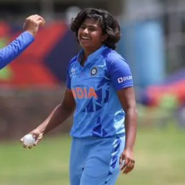 এবার ফের একবার খুশির হাওয়া হুগলির চুঁচুড়ার বাড়িতে। মহিলাদের প্রথম আইপিএলে দল পেয়েছেন বঙ্গতনয়া। সোমবারের নিলামে ২৫ লক্ষ টাকায় তাঁকে দলে নেয় দিল্লি ক্যাপিটালস।