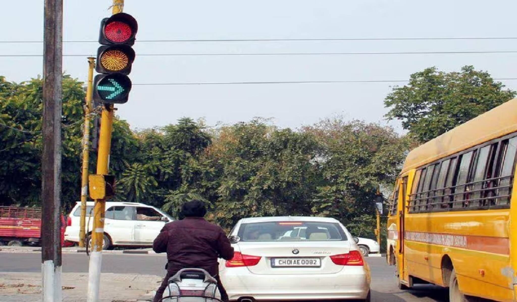 ট্রাফিক সিগনালে লাল-হলুদ ও সবুজ রঙই কেন থাকে? বাদ যায় সাদা! কারণে আছে দারুণ চমক