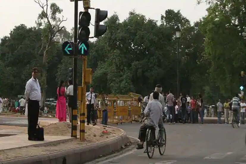 তবে পরবর্তী সময়ে সাদা রঙ ব্যবহার নিয়ে অনেক সমস্যা দেখা দেয়। আসলে রাতের বেলা দূর থেকে সাদা রঙ দেখা রেল কর্মীদের মধ্যে জটিলতা শুরু হয়েছিল। অনেক সময় আকাশে তারার মতো লাগলো এই সাদা রঙ। এর ফলে সিগন্যাল বোঝা যেত না। তাই পরবর্তী সময়ে সাদা রঙের পরিবর্তে সবুজ রঙের ব্যবহার শুরু হয়।