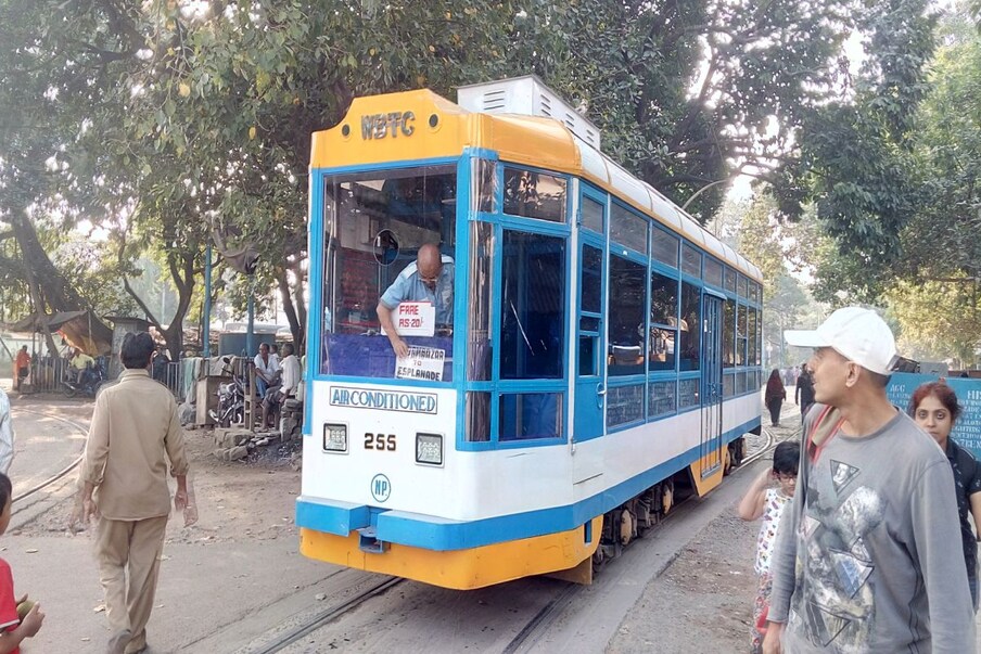  ১৮৭৩ সালের ২৪ ফেব্রুয়ারি কলকাতায় প্রথম ঘোড়ায় টানা ট্রাম চালু হয়। গত শুক্রবার তার ১৫০তম জন্মদিন ছিল। সেই উপলক্ষেই আজ রবিবার শহরে হল ট্রাম প্যারেড।নোনাপুকুর ট্রাম ডিপোয় পড়ে থাকা প্রায় ১০০ বছরের পুরনো ট্রামও আজ রবিবার দেখা যাবে শহরের রাস্তায়। প্রতিবেদন : আবির ঘোষাল, ছবি : প্রতীকী