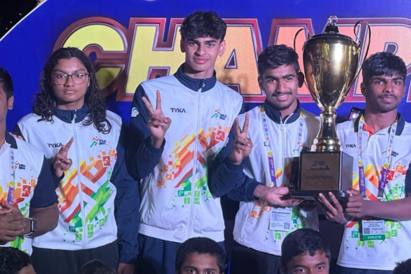  এর আগে সাঁতারে একাধিক পদক জিতেছেন ভেদান্ত। এবার পের একবার শিরোনামে মাধবন পুত্র। খেলো ইন্ডিয়া গেমসে সাতটি পদক জিতে রেকর্ড গড়লেন ভেদান্ত। যার মধ্যে ৫টি সোনা ও ২টি রুপো।