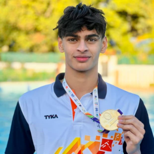 কাশ্মীরের গুলমার্গে খেলাে ইন্ডিয়ার উইন্টার গেমস থেকে মোট সাতটি পদক জিতেছে। ছেলের সাফল্যে বেজায় খুশি মাধবন। নিজের ইনস্টাগ্রাম ও ট্যুইটারে ছেলের ছবি নিয়ে পোস্টও করেছেন তিনি। 