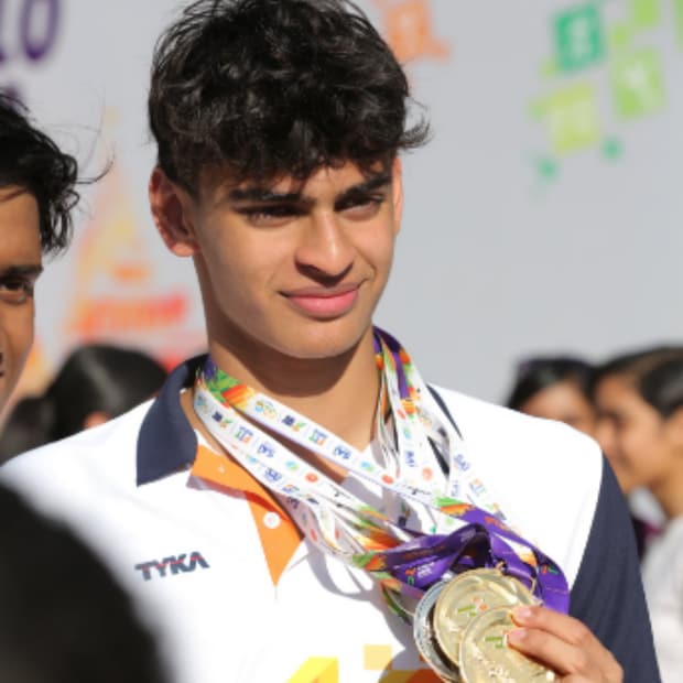 বাবা দক্ষিণী সিনেমার সুপার স্টার। কাজ করেছেন বলিউডেও। কিন্তু ছেলে রুপোলি পর্দা নয়, বাস্তবেপ হিরো। কথা হচ্ছে অভিনেতা মাধবনের ছেলে ভেদান্ত মাধবনের। খেলজগতে ফের নয়া নজির গড়লেন ভেদান্ত।