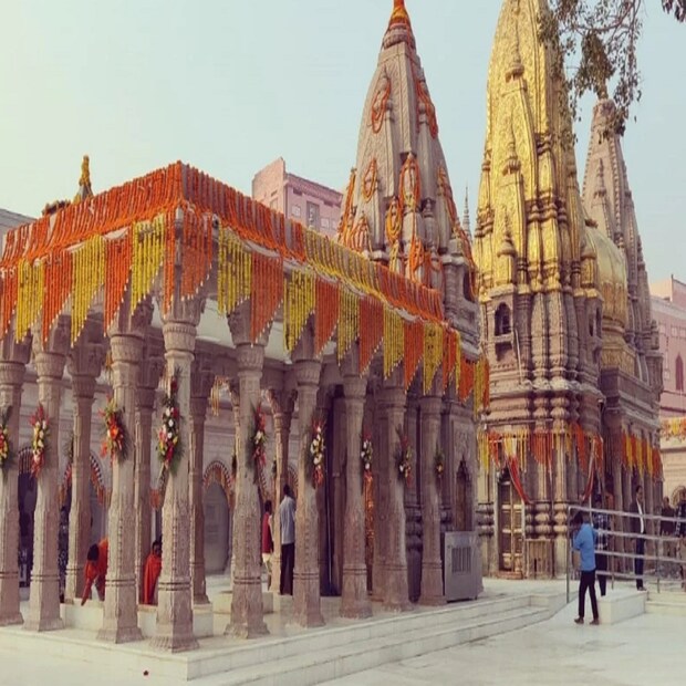 কাশী বিশ্বনাথ মন্দিরে আরতি:  বারাণসীর কাশী বিশ্বনাথ মন্দিরে যাঁরা আরতি করতে উৎসাহী, তাঁদেরও খরচ বাড়তে চলেছে। বিশ্বনাথের মঙ্গলারতির জন্য আগের তুলনায় অন্তত ১৫০ টাকা বেশি দিতে হবে। আগে আরতি করতে গেলে ৩৫০ টাকা দিতে হত, কিন্তু এখন ৫০০ টাকা লাগবে। এছাড়াও, সপ্তর্ষি আরতি, শৃঙ্গার ভোগারতি এবং মধ্যাহ্ন ভোগারতির টিকিটের দামও বাড়বে ১২০ টাকা করে। আগে এর দাম ছিল ১৮০ টাকা, কিন্তু এখন ৩০০ টাকা দিতে হবে। এই নতুন নিয়ম ১ মার্চ ২০২৩ থেকে কার্যকর হবে।