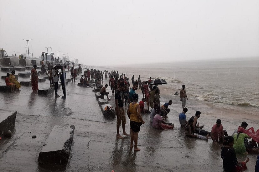  দিঘা: শেষ ২৪ ঘন্টায় বদল ঘটল আবহাওয়ার। বৃহস্পতিবারের চেয়ে শুক্রবার কিছুটা কমল তাপমাত্রা। ফেব্রুয়ারি মাসের গরমের হাত থেকে রেহাই। আবহাওয়ার এই মুড সুইং এ বসন্ত বিরাজ করছে জেলায়। ক্যালেন্ডারের পাতায় ফেব্রুয়ারি মাস। প্রকৃতি সেজে উঠেছে পলাশ ও কিংশুকে। 