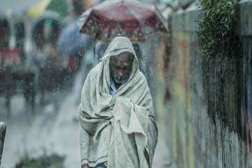আলিপুর আবহাওয়া দফতর সূত্রে খবর, কলকাতা, দুই ২৪ পরগনা সহ দক্ষিণবঙ্গের একাধিক জেলায় রবিবার থেকেই বৃষ্টি হতে পারে। ঝেঁপে বৃষ্টি নামতে পারে কলকাতায়। সঙ্গে পাল্লা দিয়ে বাড়বে তাপমাত্রাও। ফেব্রুয়ারি মাসেও তৈরি হবে গরম প্যাচপ্যাচে পরিস্থিতি। আজ সকালে কলকাতার সর্বনিম্ন তাপমাত্রা ২০.৭ ডিগ্রি সেলসিয়াস। বাতাসে জলীয় বাষ্পের পরিমাণ ৬৬ থেকে ৯৬ শতাংশ। (প্রতীকী চিত্র, তথ্য: বিশ্বজিৎ সাহা)