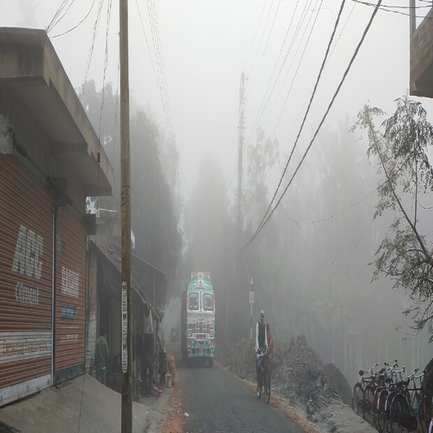 ফের ঘোর কুয়াশার প্রকোপে পড়ল বাঁকুড়া জেলা। ভোরবেলা থেকেই কুয়াশাচ্ছন্ন বাঁকুড়া শহর। কুয়াশার চাদরে ঢেকে যাওয়ার কারণে ফোঁটা ফোঁটা বৃষ্টিও হয়েছে। কুয়াচ্ছন্ন থাকার কারণে দৃশ্যমানতা অনেকটাই হ্রাস পেয়েছে। শীতের শেষে কুয়াশার এই আকস্মিক আবির্ভাব আবারও ভাবিয়ে তুলেছে বাঁকুড়া জেলাকে। ফের ঘোর কুয়াশার প্রকোপে পড়ল বাঁকুড়া জেলা। ভোরবেলা থেকেই কুয়াশাচ্ছন্ন বাঁকুড়া শহর। কুয়াশার চাদরে ঢেকে যাওয়ার কারণে ফোঁটা ফোঁটা বৃষ্টিও হয়েছে। কুয়াচ্ছন্ন থাকার কারণে দৃশ্যমানতা অনেকটাই হ্রাস পেয়েছে। শীতের শেষে কুয়াশার এই আকস্মিক আবির্ভাব আবারও ভাবিয়ে তুলেছে বাঁকুড়া জেলাকে।