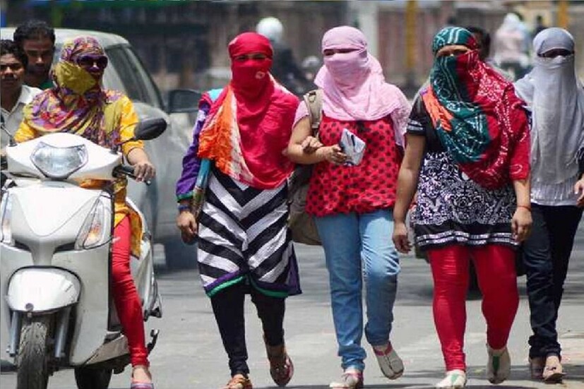 কলকাতায় আজ সকালের দিকে আংশিক মেঘলা আকাশ, পরে পরিষ্কার আকাশের সম্ভাবনা। দিনে রাতের তাপমাত্রা স্বাভাবিকের উপরে থাকায় গরম অনুভূত হবে। দিনের বেলায় সামান্য আর্দ্রতাজনিত অস্বস্তিও হতে পারে। আজ সকালে সর্বনিম্ন তাপমাত্রা ২২.১ ডিগ্রি সেলসিয়াস। যা স্বাভাবিকের থেকে ২ ডিগ্রি বেশি তাপমাত্রা। গতকাল সর্বনিম্ন তাপমাত্রা ছিল ২৩.৬ ডিগ্রি সেলসিয়াস। গতকাল বিকেলে সর্বোচ্চ তাপমাত্রা ছিল ৩১.৫ ডিগ্রি সেলসিয়াস। যা স্বাভাবিক তাপমাত্রা । বাতাসে জলীয় বাষ্পের পরিমাণ ৩৯ থেকে ৯৪ শতাংশ। আগামী ২৪ ঘন্টায় কলকাতা শহরে তাপমাত্রা থাকবে ২২ ডিগ্রি সেলসিয়াস থেকে ৩২ ডিগ্রি সেলসিয়াসের মধ্যে।  (প্রতীকী চিত্র)