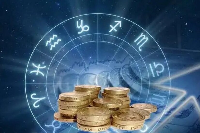 বছরের এই সময় গ্রহজগতে বেশ কিছু গুরুত্বপূর্ণ অবস্থান পরিবর্তিত হতে চলেছে। ইতিমধ্যেই গ্রহের রাজপুত্র বলে কথিত বুধ ৭ ফেব্রুয়ারি, ২০২৩ তারিখে মকর রাশিতে নিজের অবস্থান পরিবর্তন করেছেন। আবার এই মাসেই ১৩ ফেব্রুয়ারি, ২০২৩ তারিখে সূর্য কুম্ভ রাশিতে পৌঁছবেন। এর পরে আগামী ১৫ ফেব্রুয়ারি, ২০২৩ তারিখে শুক্র মীন রাশিতে প্রবেশ করবেন। গ্রহের এই গতিবিধির কারণে এবার দোলপূর্ণিমার দিন ৪ রাশির জাতক-জাতিকাদের ভাগ্যের নক্ষত্র জ্বলে উঠতে চলেছে। তাঁরা এই সময় চাকরি-ব্যবসা থেকে শুরু করে পারিবারিক উন্নতি বা স্বাস্থ্য- সবেতেই শুভ ফলাফলের আস্বাদ পাবেন। এবারে জেনে নেওয়া যাক কোন কোন সৌভাগ্যযুক্ত রাশির কী কী শুভ ফল লাভ হতে চলেছে। বছরের এই সময় গ্রহজগতে বেশ কিছু গুরুত্বপূর্ণ অবস্থান পরিবর্তিত হতে চলেছে। ইতিমধ্যেই গ্রহের রাজপুত্র বলে কথিত বুধ ৭ ফেব্রুয়ারি, ২০২৩ তারিখে মকর রাশিতে নিজের অবস্থান পরিবর্তন করেছেন। আবার এই মাসেই ১৩ ফেব্রুয়ারি, ২০২৩ তারিখে সূর্য কুম্ভ রাশিতে পৌঁছবেন। এর পরে আগামী ১৫ ফেব্রুয়ারি, ২০২৩ তারিখে শুক্র মীন রাশিতে প্রবেশ করবেন। গ্রহের এই গতিবিধির কারণে এবার দোলপূর্ণিমার দিন ৪ রাশির জাতক-জাতিকাদের ভাগ্যের নক্ষত্র জ্বলে উঠতে চলেছে। তাঁরা এই সময় চাকরি-ব্যবসা থেকে শুরু করে পারিবারিক উন্নতি বা স্বাস্থ্য- সবেতেই শুভ ফলাফলের আস্বাদ পাবেন। এবারে জেনে নেওয়া যাক কোন কোন সৌভাগ্যযুক্ত রাশির কী কী শুভ ফল লাভ হতে চলেছে।