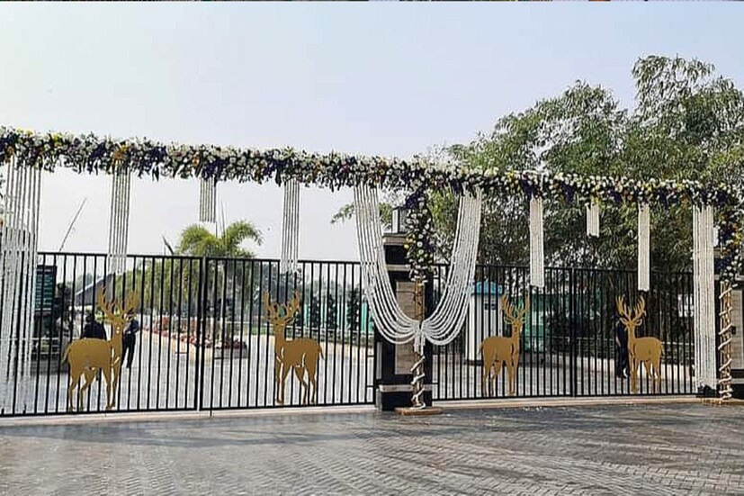 মাত্র ৩০ টাকাতেই এবার জেলায় মিনি চিড়িয়াখানা। সপ্তাহে ছ’দিন খোলা থাকবে এই পার্ক। বাঘ, সিংহ, হরিণ, জলহস্তী, জেব্রা, জিরাফ-সহ বিভিন্ন প্রাণীর এর দেখা মিলবে এখানে। (Reporter: Rudra Narayan Roy)