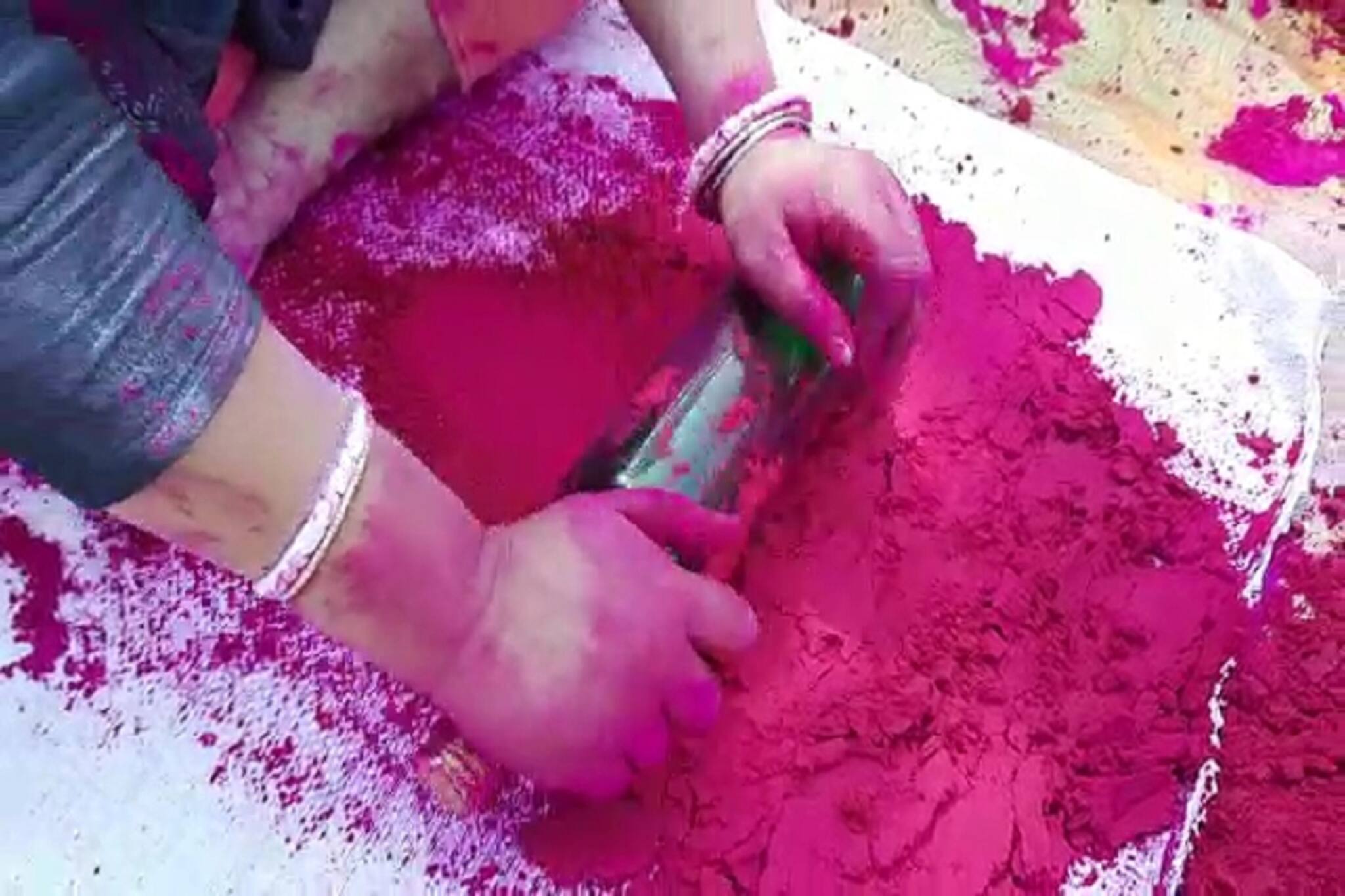 বসন্ত উৎসবের প্রস্তুতি শেষপর্যায়ে! ব্যস্ততা তুঙ্গে আবির তৈরির কারখানায়