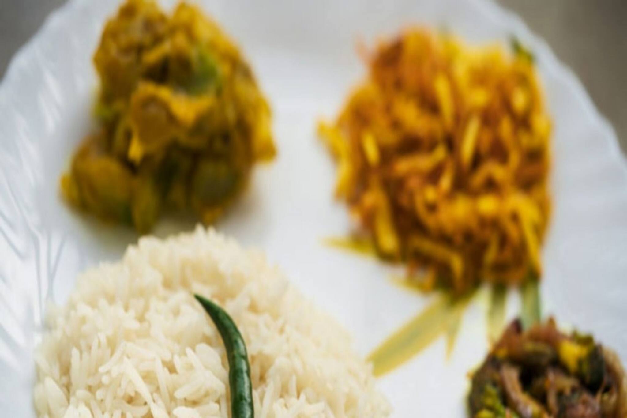 ভাতের সঙ্গে কাঁচালঙ্কা টিপে খাওয়ার অভ্যাস নাকি? এর ফলে শরীরে কী হচ্ছে জানেন?