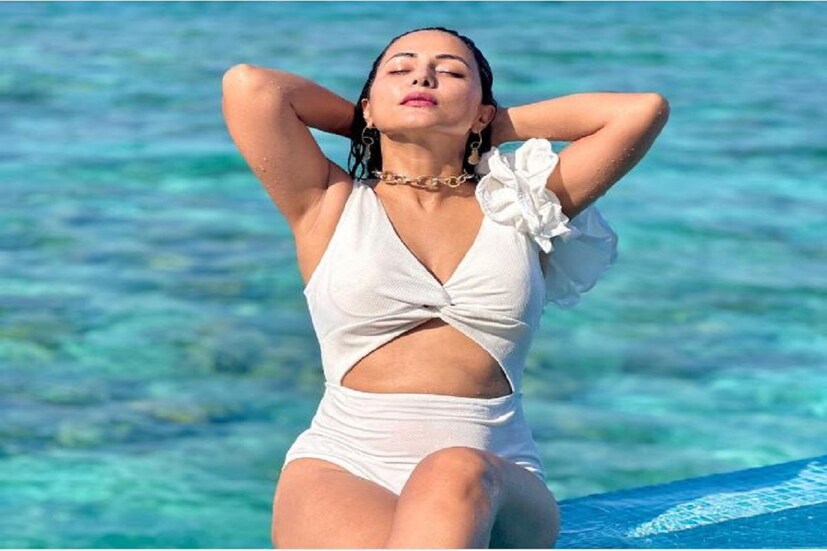  জলে-ভেজা শরীরে লেপটে সাদা সুইমিং কসটিউম, সুপারহট ছবিতে আগুন ধরালেন হিনা খান