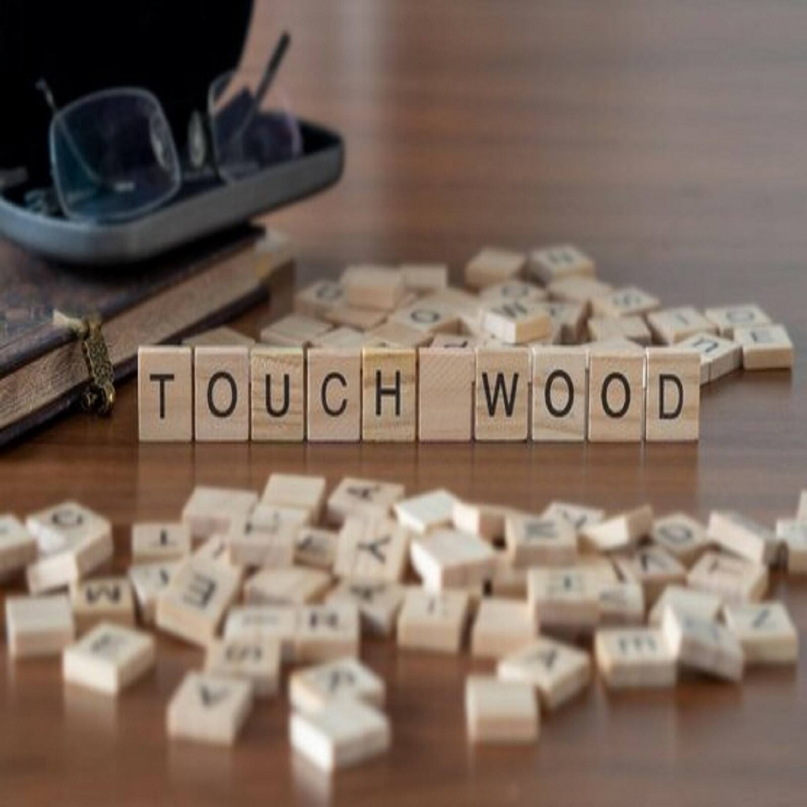 কুনজর এড়াতে Touch Wood বলেন? কাঠ ছুঁয়ে এই শব্দ বলার অর্থ জানুন