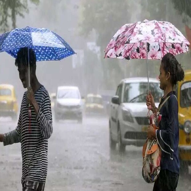 কলকাতাতে আজ মেঘলা আকাশ। বজ্রবিদ্যুৎ-সহ দু-এক পশলা বৃষ্টির সম্ভাবনা। হালকা ঝোড়ো হাওয়া বইতে পারে। সকালে সর্বনিম্ন তাপমাত্রা ২১.৬ ডিগ্রি সেলসিয়াস। যা স্বাভাবিকের তুলনায় ২ ডিগ্রি সেলসিয়াস কম। গতকাল এই তাপমাত্রা ছিল ২৩.১ ডিগ্রি সেলসিয়াস। গতকাল বিকেলে সর্বোচ্চ তাপমাত্রা ছিল ২৯.৪ ডিগ্রি সেলসিয়াস। যা স্বাভাবিকের তুলনায় ৫ ডিগ্রি সেলসিয়াস কম। বাতাসে জলীয় বাষ্পের পরিমাণ ৬১ থেকে ৯১ শতাংশ। আগামী ২৪ ঘণ্টায় কলকাতা শহরে তাপমাত্রা থাকবে ২১ থেকে ২৬ ডিগ্রি সেলসিয়াসের মধ্যে। গত ২৪ ঘণ্টায় কলকাতা শহরে বৃষ্টি হয়েছে ১.৯ মিলিমিটার। (তথ্য- বিশ্বজিৎ সাহা)