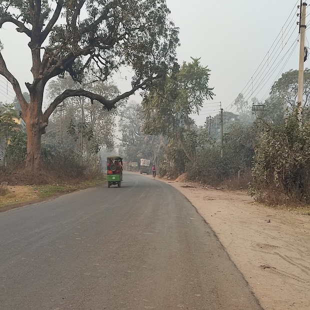 ভোরের দিকে হালকা কুয়াশা দেখা যাচ্ছে রাজ্যের বিভিন্ন জেলায়। বেলা বাড়ার সঙ্গে, সঙ্গে বাড়ছে তাপমাত্রার পারদ। পুরুলিয়াতেও বেশ গরম তাপমাত্রা মার্চের শুরুতেই। 