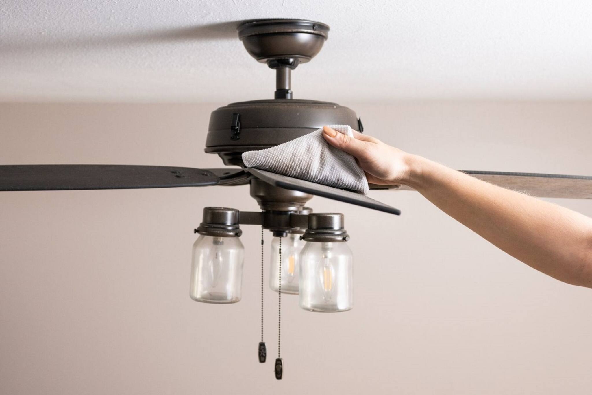 Ceiling Fan: সিলিং ফ্যান লাগানোর সঠিক নিয়ম জানেন তো? দারুণ হাওয়া ও নতুন রাখতে জানুন টিপস!