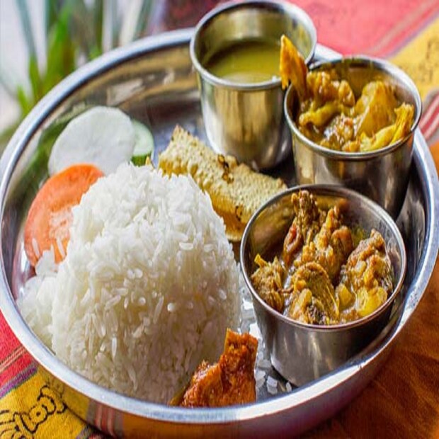 ভারতীয়দের রোজকার ভাত ও রুটি দুটোই প্রধান উপাদান। পুষ্টিবিদদের মতে, ভারতীয় খাবার শরীরের সমস্ত প্রয়োজনীয় পুষ্টির চাহিদা পূরণ করে। কিন্তু যখন প্রসঙ্গ আসে ওজন কমানোর, তখন অনেকেই বুঝে উঠতে পারেন না কী খাবেন আর কোনটা বাদ দেবেন।