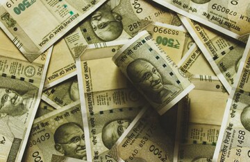 Money: এত দিন ভুল জানতেন, কাগজ দিয়ে নয়! জানেন কি, কী দিয়ে তৈরি হয় টাকার নোট?