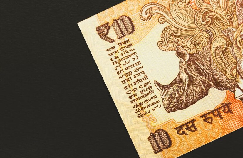 ভারতীয় নোট তৈরি করা হয় কার্পাস তুলো থেকে। কাগজের চেয়ে তুলোর আয়ু অনেক বেশি। আরবিআই অর্থাৎ রিজার্ভ ব্যাঙ্ক অফ ইন্ডিয়ার অফিশিয়াল ওয়েবসাইটে স্পষ্টভাবে বলা হয়েছে যে, নোট তৈরিতে ১০০ শতাংশ তুলো ব্যবহার করা হয়। তবে, তুলোর সঙ্গে থাকে আরও একাধিক রাসায়নিক। জানেন কি, সেগুলি কী?