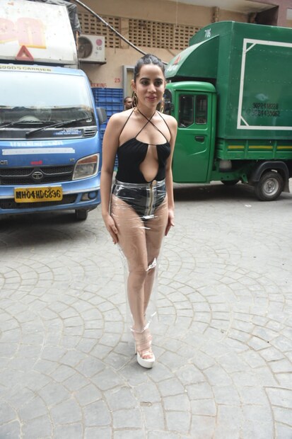 তবে এবার তিনি সব সীমা ছাড়ালেন৷ স্বচ্ছ টেবিল ক্লথ দিয়ে ঢেকে রাখলেন নিজের নিম্নাঙ্গ৷ নেটিজেনরা তো প্রায় কুপোকাত৷