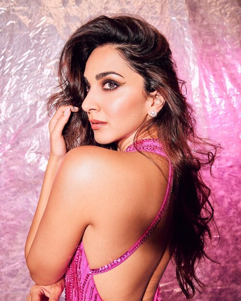  'ওয়ার' -এর সিক্যুয়েল 'ওয়ার ২' -তে হৃতিক থাকলেও নায়িকা যে পরিবর্তন হবে তা বেশ কিছুদিন ধরেই টের পাওয়া যাচ্ছিল৷  'ওয়ার' -এর  বাণী কাপুরের পরিবর্তে 'ওয়ার ২' -তে কিয়ারার এন্ট্রি-তে ভক্তরা সকলেই খুশি৷