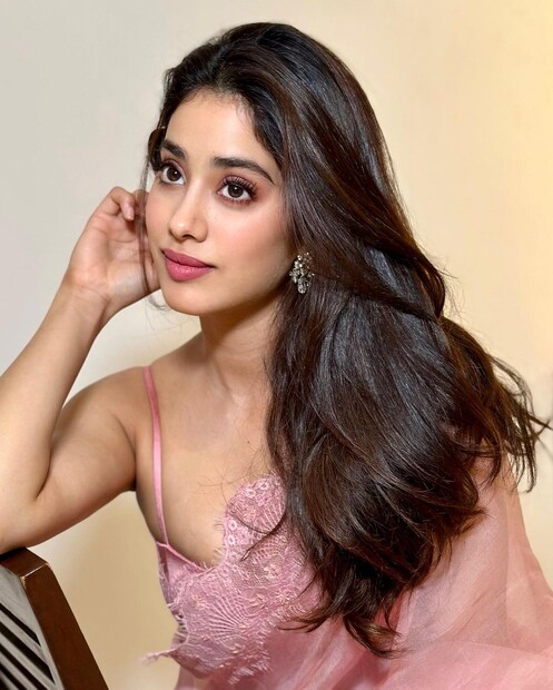 শ্রীদেবী কন্যা জাহ্নবী কাপুরকে নিয়ে চর্চার শেষ নেই৷ বনি কাপুরের মেয়েও  মুম্বইয়ের ধিরুভাই আম্বানি ইন্টারন্যাশনাল থেকে স্কুলের পড়াশোনা করেছেন৷ এবং অভিনয় জগতে পা রাখার আগে লি স্ট্রাসবার্গ থিয়েটার অ্যান্ড ফিল্ম ইনস্টিটিউট ক্যালিফোর্নিয়া থেকে অভিনয়ের জন্য কোর্সও করেছেন জাহ্নবী কাপুর৷