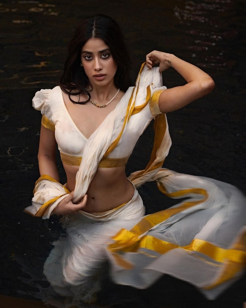 সাদা ও সোনালি রঙের শাড়িতে ফটোশ্যুট। 