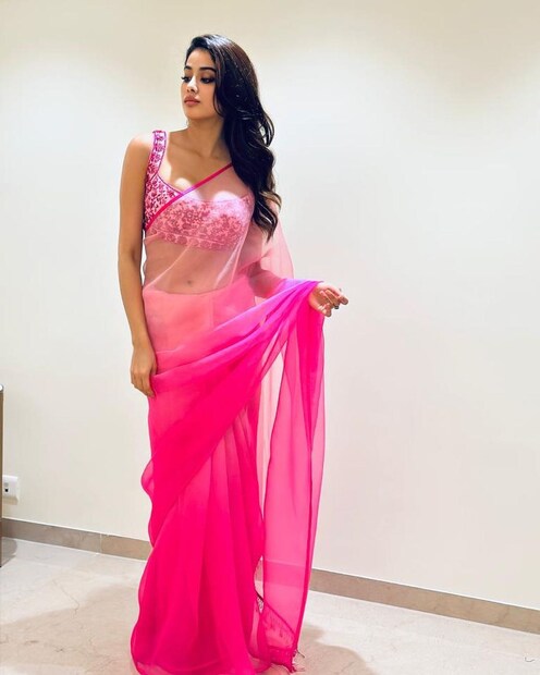 গোলাপি শাড়িতে অপরূপা। 
