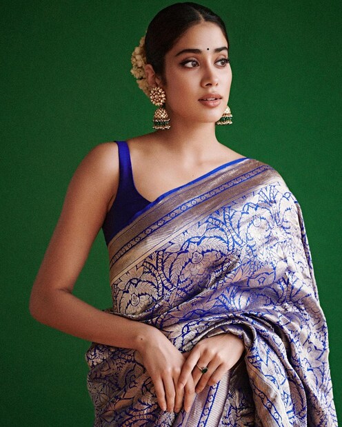 সাবেকি রূপে নীল সিল্ক শাড়িতে মা শ্রীদেবীর প্রতিচ্ছবি জাহ্নবী কাপুর। 