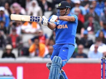 সৌরভের এত বড় আত্মত্যাগ! দাদা বাঁচিয়ে দেন ধোনির কেরিয়ার, জানলই না দুনিয়া! সৌরভের এত বড় আত্মত্যাগ! দাদা বাঁচিয়ে দেন ধোনির কেরিয়ার, জানলই না দুনিয়া!