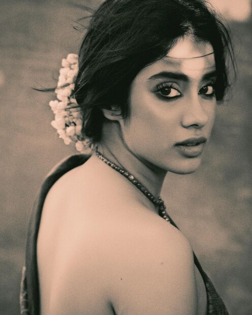 জাহ্নবী ব্লাউজ ছাড়াই শাড়ি পরেছেন। (ছবি: ইনস্টাগ্রাম)