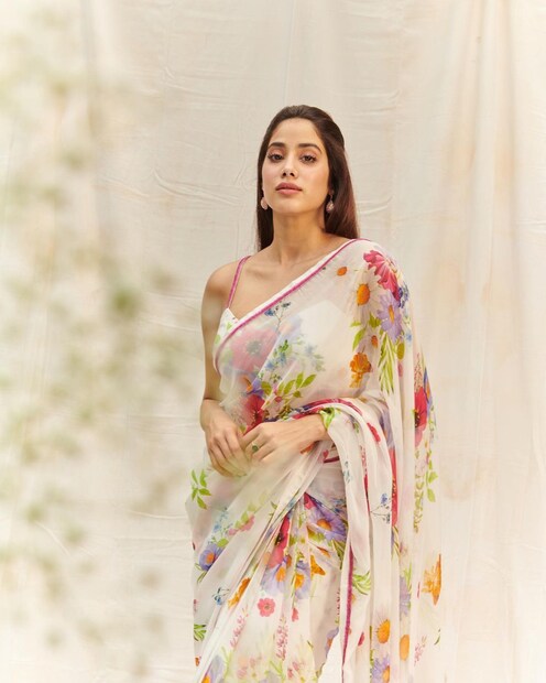 ফ্লোরাল-প্রিন্টেড শিফন শাড়িতে জাহ্নবীকে বেশ সুন্দর দেখাচ্ছে। (ছবি: ইনস্টাগ্রাম)
