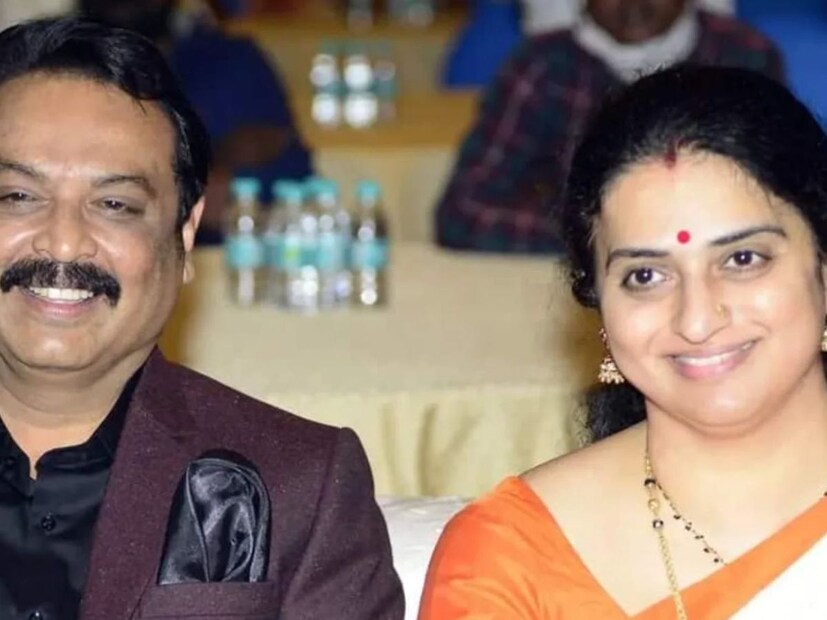 নরেশের প্রথম বিয়ে হয় কোরিওগ্রাফার শ্রীনুর মেয়ের সঙ্গে এবং দ্বিতীয় বিয়ে তিনি করেন রেখা শাস্ত্রীর সঙ্গে। এই সম্পর্কও বেশিদিন টেকেনি, তাই তিনি রম্যাকে তৃতীয়বার বিয়ে করেছিলেন এবং এখন তিনিও তার থেকে আলাদা হয়েছেন বেশ কিছুদিন হল। যদিও আনুষ্ঠানিকভাবে তাঁদের এখনও বিবাহবিচ্ছেদ হয়নি।