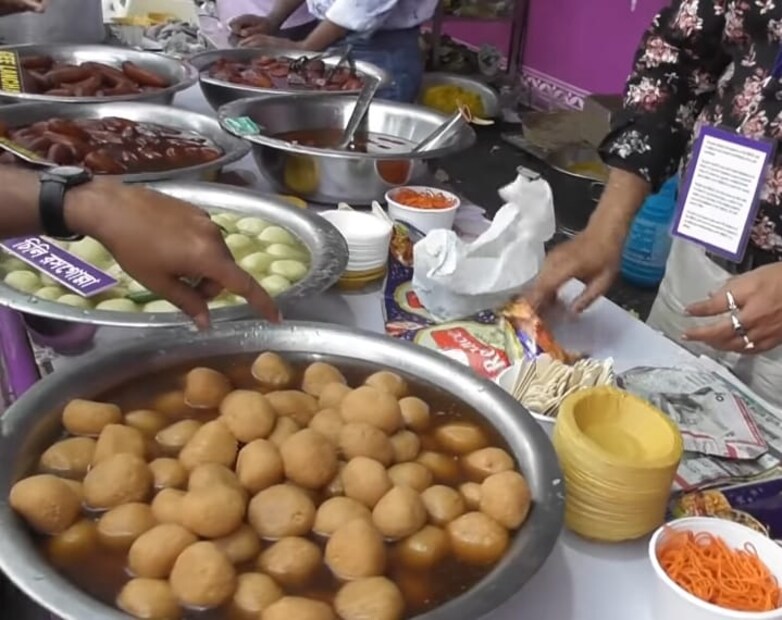 এই রসগোল্লার সাইজ এত বড় যে একটা খাওয়ার পর আরেকটা খাওয়ার সাহস কুলোবে না। আর স্বাদ? সে এতই অসাধারণ যে আরও খেতে ইচ্ছে করে বার বার। বিশেষত্ব হল আজও এখানে রসগোল্লা বিক্রি হচ্ছে প্রতি কেজি ১৩০ থেকে ২৫০ টাকায়। (ছবি- নিউজ 18)