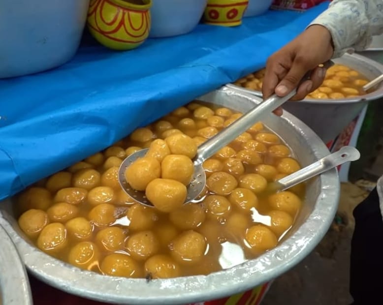 এখানে ১০০টিরও বেশি রসগোল্লার দোকান রয়েছে, যেখানে প্রতিদিন প্রায় এক থেকে দুই কুইন্টাল রসগোল্লা বিক্রি হয়। এটি তৈরিতে প্রচুর কারিগরদেরও নিযুক্ত করা হয়। এখানে এক একটি দোকানে প্রায় ২০ থেকে ২৫ জন কারিগর কাজ করে। অর্থাৎ প্রতিদিন প্রায় ২৫০০ জনের সংসার চলে শুধু এই রসগোল্লার ব্যবসা থেকে। (ছবি- নিউজ 18)