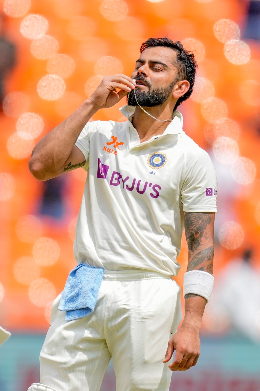  অনেকেই বলেন, কেউ মন থেকে মহাকালের স্মরনাপন্ন হলে খালি হাতে ফিরতে হয় না। বিরাট কোহলিকেও কি তাই মহাকালের মন্দির থেকে খালি হাতে ফিরতে হল না! ৪০ মাস পর লাল বলে সেঞ্চুরি পেলেন কোহলি। তাও মহাকালের মন্দিরে পুজো দেওয়ার পরই।