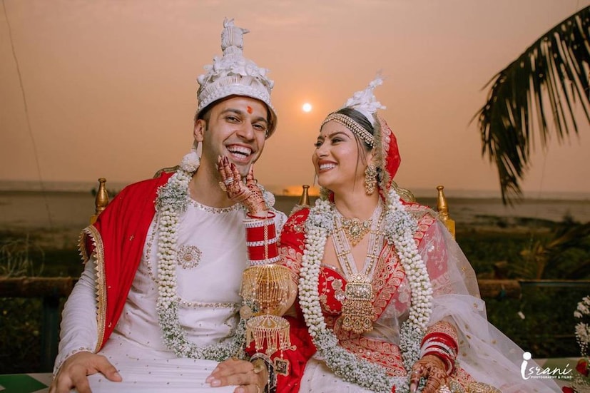 বাঙালি রীতি মেনেই বিয়ে করেন কৃষ্ণা ও চিরাগ। লাল -সাদা লেহেঙ্গায় সেজেছিলেন সুন্দরী। মাথায় মুকুট। টোপর মাথায় ছাদনাতলায় আসেন চিরাগ। পরণে সাদা শেরওয়ানি-লাল দোপাট্টা। 