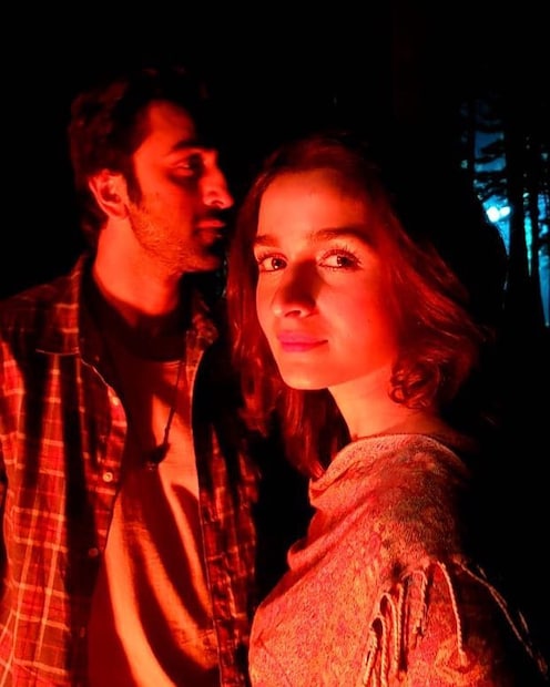 ১১ বছর বয়সে রণবীর কাপুরের সঙ্গে প্রথম দেখা হয় আলিয়া ভাটের। ২০১৩ সালে 'কফি উইথ করণ'-এর একটি পর্বে আলিয়া এই বিষয়ে বলেন যে ১১বছর বয়স থেকেই রণবীরকে পছন্দ তাঁর। তিনি রণবীরকে 'ব্ল্যাক' ছবির সেটে দেখেছিলেন যেখানে রণবীর সঞ্জয় লীলা বনসালির সাথে সহকারী পরিচালক হিসেবে কাজ করছিলেন। সেই সময় আলিয়া সঞ্জয় লীলা বানসালির ছবি ব্ল্যাক-এর অডিশন দিতে গিয়েছিলেন। এর পর আলিয়া বলেছিলেন, আমি যখন প্রথমবার রণবীরকে পর্দায় দেখেছিলাম, সেদিনই সিদ্ধান্ত নিয়েছিলাম ওকে বিয়ে করব!