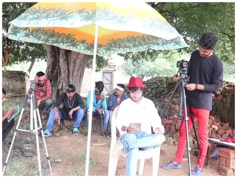 ছত্তিশগড়ের রায়পুরে অবস্থিত তুলসী গ্রামকে ইউটিউবারদের গ্রাম বলা হয়। এই গ্রামে প্রায় ৪৩২টি পরিবার বাস করে। মোট জনসংখ্যা তিন থেকে চার হাজারের মধ্যে। তার মধ্যে অন্তত এক হাজার জন ইউটিউবের মাধ্যমে আয় করছেন। এই গ্রামে বসবাসকারী পাঁচ বছরের শিশু থেকে ৮৫ বছর বয়সী মহিলা, সবাই ইউটিউবে সক্রিয়। গ্রামে ইউটিউব নিয়ে মাতামাতি শুরু হয়েছিল দুই বন্ধুর ভিডিও দেখে।