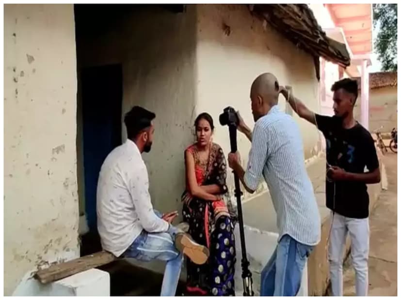 রায়পুরের তুলসী গ্রামে সৃজনশীল মানুষের অভাব নেই। গ্রামবাসীরা এই দুই বন্ধুকে অনেক সহযোগিতা করেছেন। তাঁদের ভিডিওগুলিতে কমেডির বাতাবরণ তৈরি করে দিতেন গ্রামবাসীরাই। এখন গ্রামের মানুষ ৪০-৫০টি চ্যানেল করেছে। আগে গ্রামের লোকজন মোবাইল ফোনে শুটিং করতেন। কিন্তু এখন তাঁদের কাছে ক্যামেরা এবং শুটিংয়ের অন্যান্য সরঞ্জাম রয়েছে।
