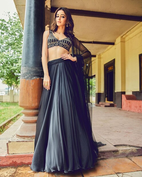 কালো লেহেঙ্গার সেজে মোহময়ী রূপ। 