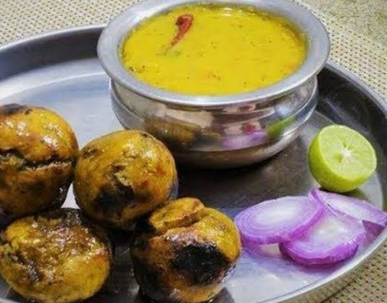 ইন্দোরের ডাল বাফলা খুব বিখ্যাত ও জনপ্রিয় একটি খাবার। ইন্দোরের বেশিরভাগ রেস্তোরাঁয় এই খাবারটি তৈরি করা হয়। বাফেল হাতে তৈরি করা হয় এবং গমের আটা থেকে প্রস্তুত করা হয়। এটি ঘি দিয়ে বানানো হয়। ডাল ওয়াফেলস ডাল বাটির চেয়ে নরম। এতে অল্প পরিমাণে ভুট্টার আটা মেশানো হয়। এটি টেস্টি অড়হর ডাল বা মালওয়া ডালের সঙ্গে সাধারণত পরিবেশন করা হয়।