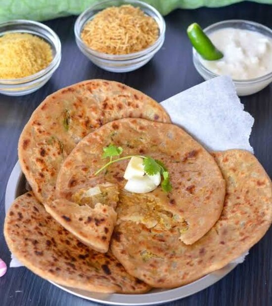 সেভ পরাঠা বা পরোটা ইন্দোরের অন্যতম জনপ্রিয় খাবার, যা সারা গোটা বিখ্যাত। সেভ পরোটা ময়দার মধ্যে সেভের মশলাদার মিশ্রণ দিয়ে তৈরি করা হয়। সবাই একককথায় দারুণ পছন্দ করেন এই খাবারটিও। এই পরোটা অবশ্য ইন্দোরের প্রায় প্রতিটি রেস্তোরাঁয় তৈরি করা হয়। 